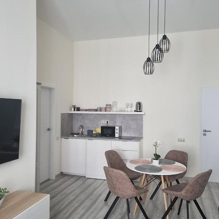 Eden City Home Gyor Bagian luar foto